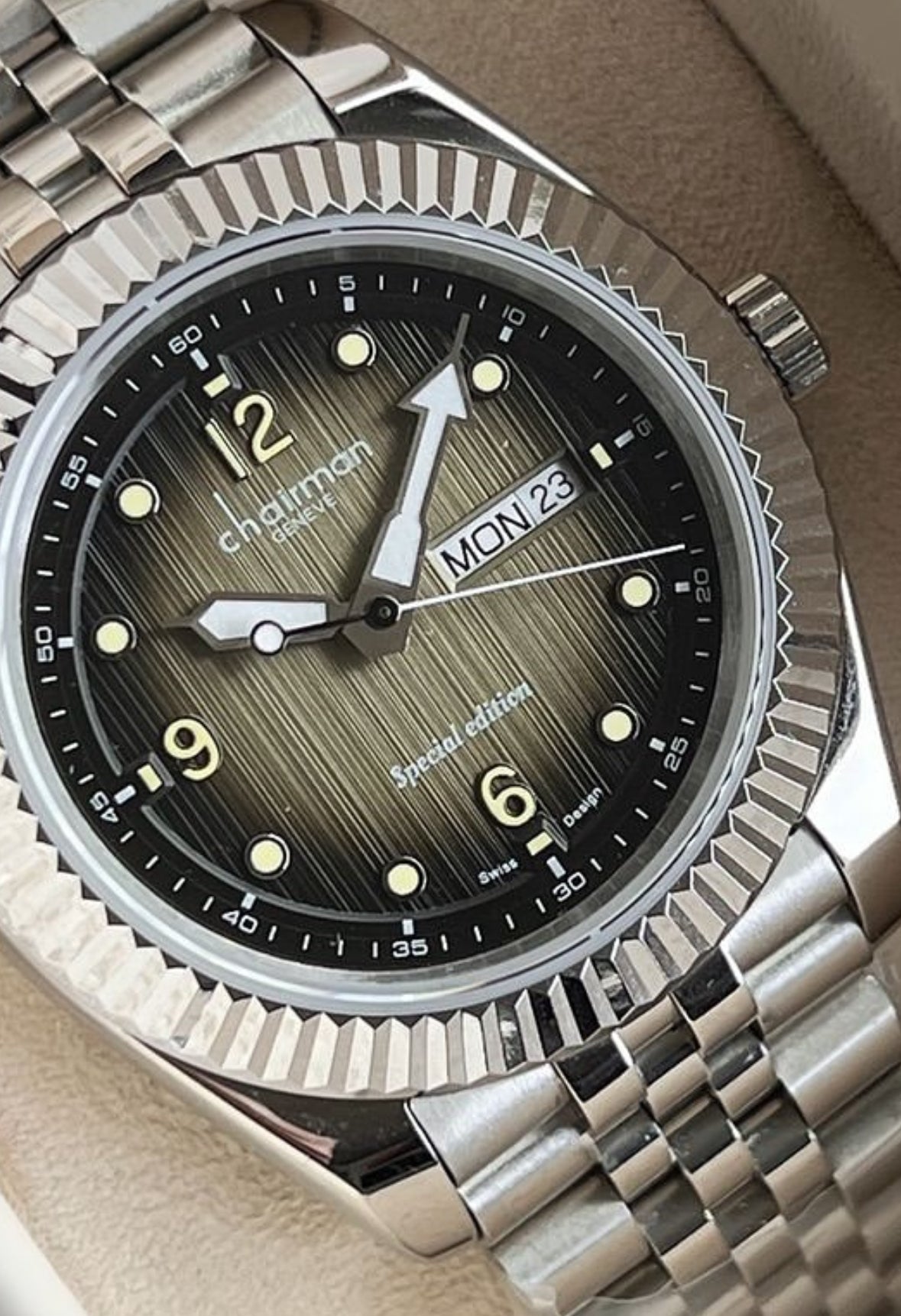 A stunning color for a stunning watch. It will give you a feeling of regal luxury. 465