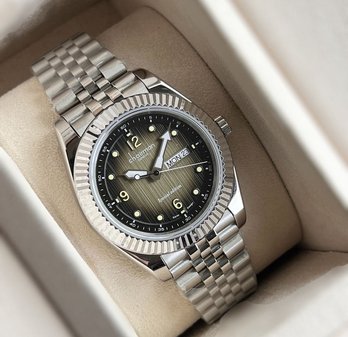 A stunning color for a stunning watch. It will give you a feeling of regal luxury. 465