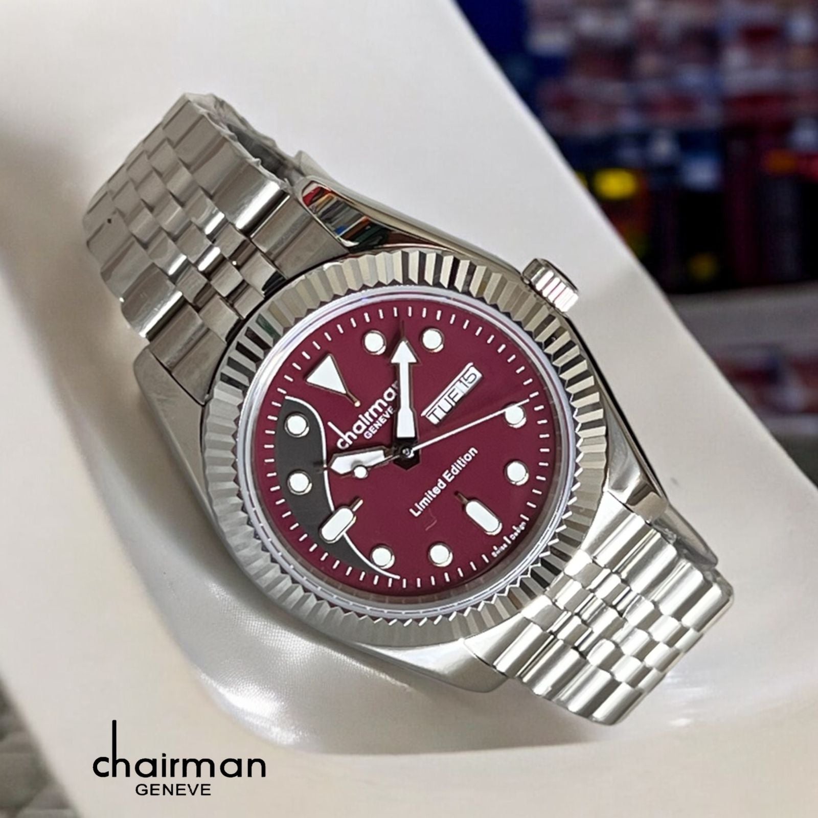 Begin with distinction and absolute luxury. Royal Red.